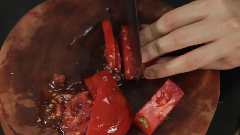Cắt cà chua múi cau nhanh nhất