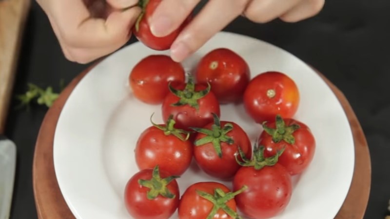 Cắt đôi cùng lúc nhiều quả cà chua