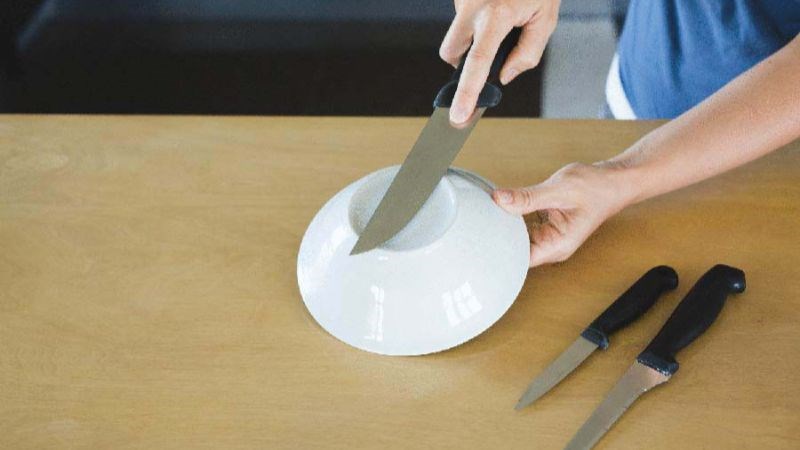 Sử dụng m&ocirc;̣t chi&ecirc;́c dĩa hoặc ch&eacute;n sứ