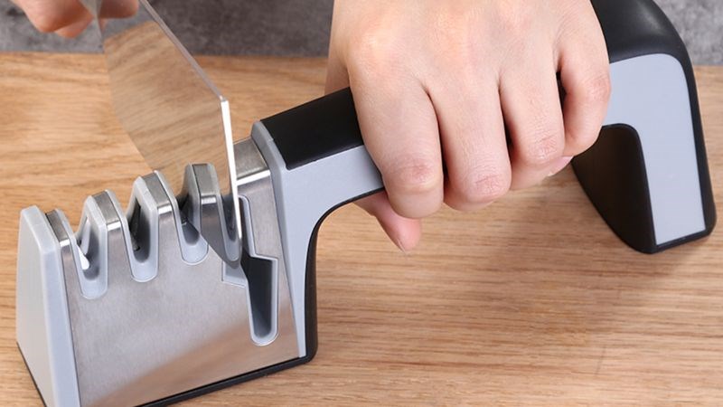 Sử dụng m&aacute;y m&agrave;i dao