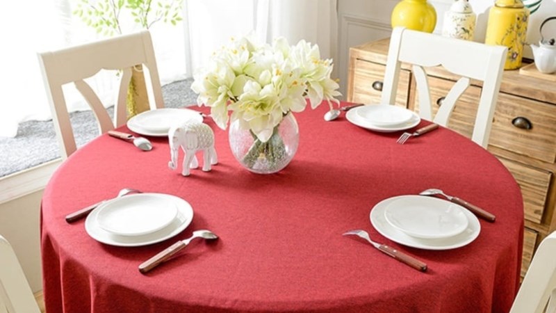  B&agrave;y tr&iacute; b&agrave;n ăn h&igrave;nh tr&ograve;n ng&agrave;y Tết