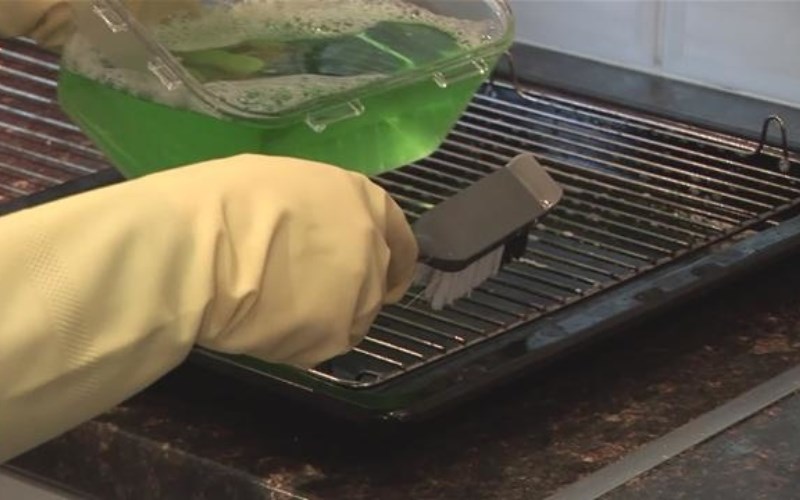 D&ugrave;ng nước rửa ch&eacute;n