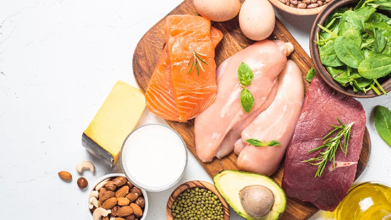 C&acirc;n bằng bữa ăn với nhiều tr&aacute;i c&acirc;y v&agrave; rau quả