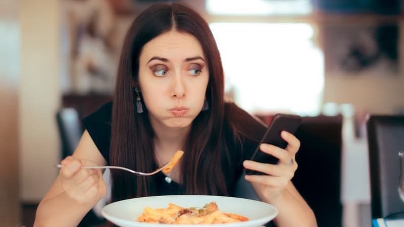 N&ecirc;n ăn một c&aacute;ch tập trung