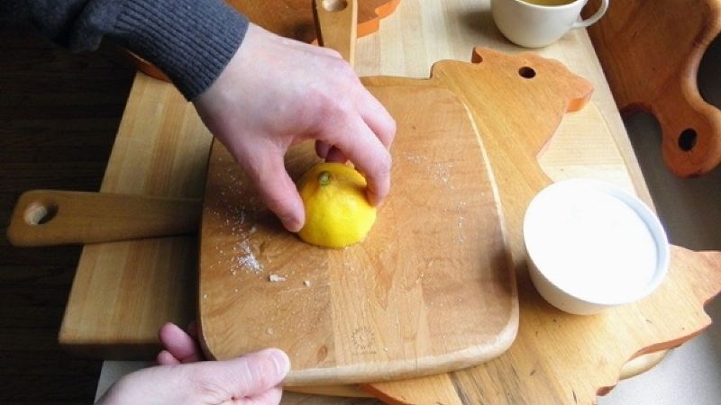 Rửa sạch thớt với chanh 