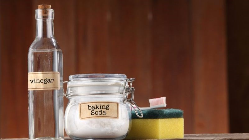 Rửa sạch thớt với banking soda v&agrave; giấm 
