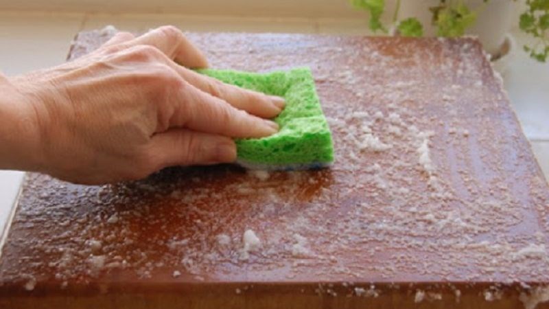 Rửa sạch thớt với muối 