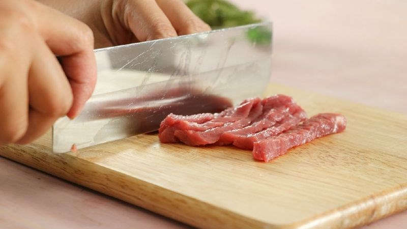 Kh&ocirc;ng n&ecirc;n băm, chặt qu&aacute; mạnh v&agrave;o thớt