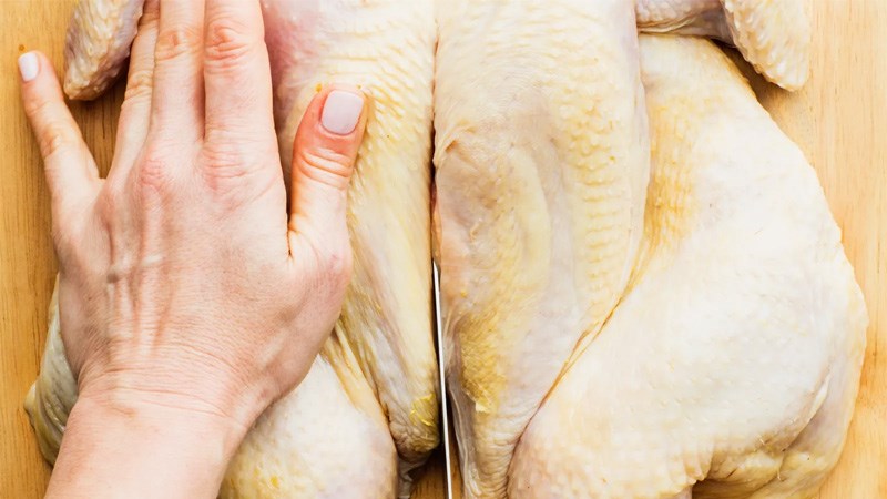 Cắt đ&ocirc;i g&agrave;