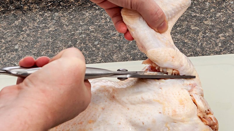 Cắt phần c&aacute;nh g&agrave;