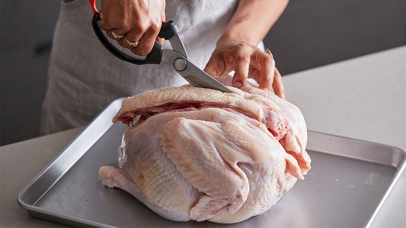 Cắt xương sống g&agrave; 