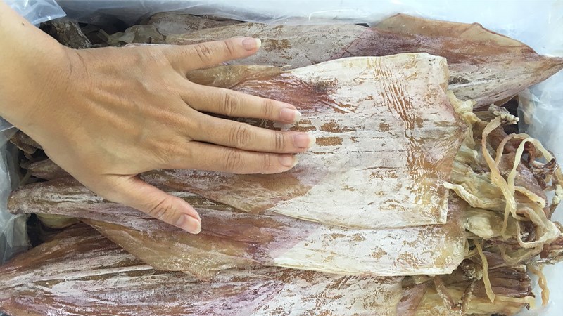 C&aacute;ch chọn mực kh&ocirc; ngon