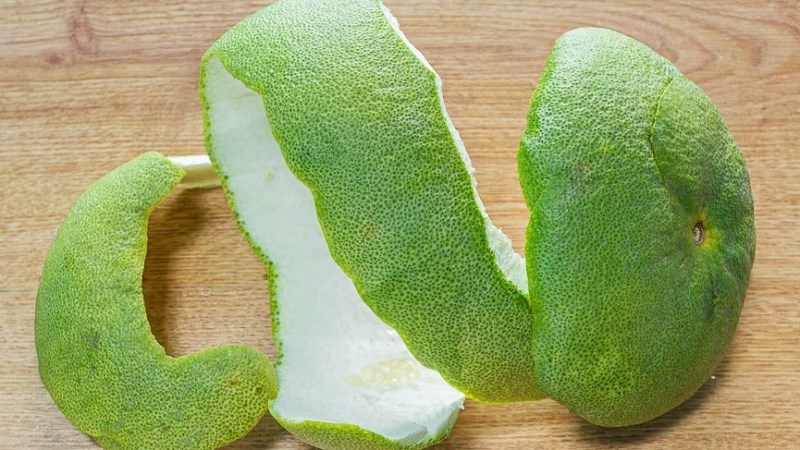 L&agrave;m sạch nhọ nồi bằng vỏ bưởi