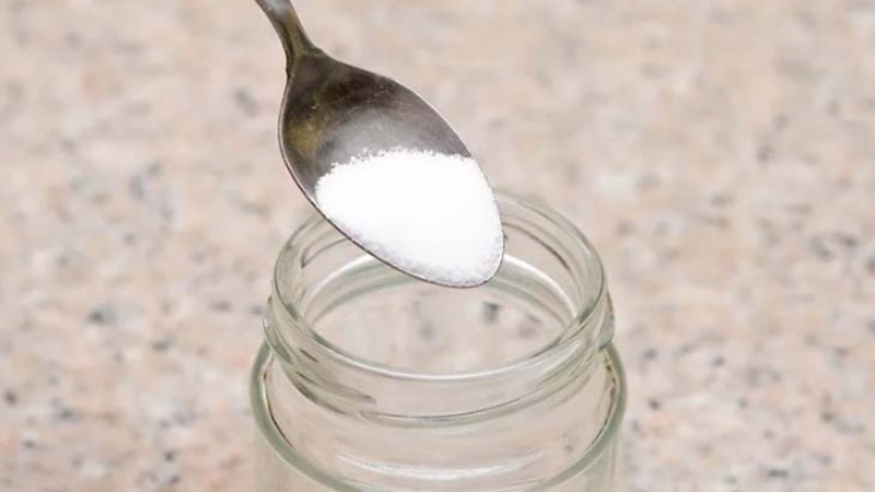 L&agrave;m sạch nhọ nồi bằng muối v&agrave; giấm