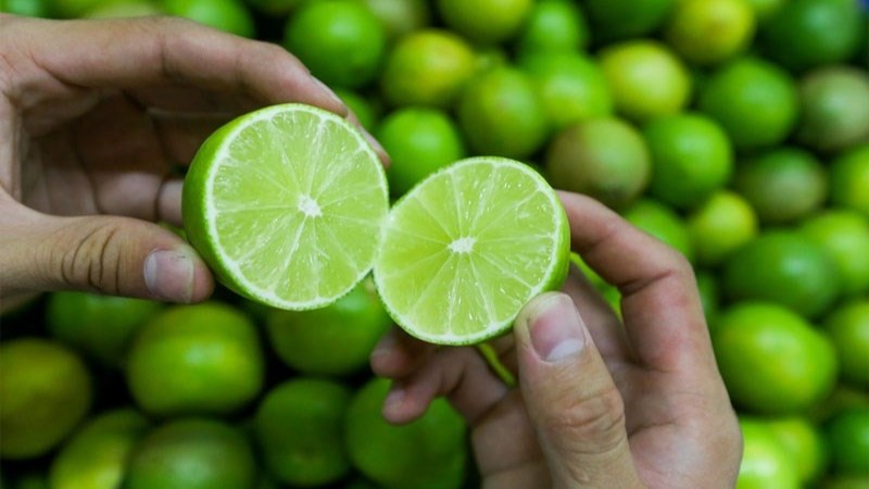 L&agrave;m sạch nhọ nồi bằng chanh