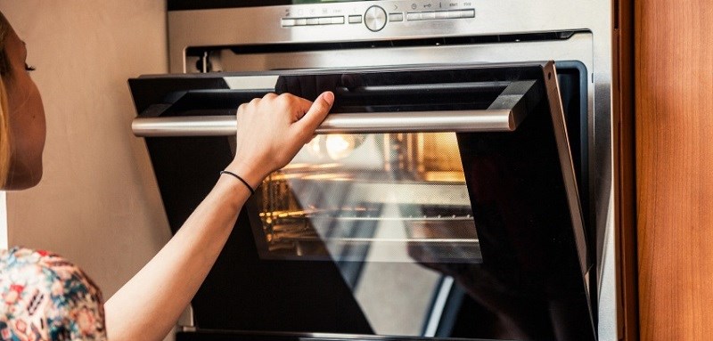 Kh&ocirc;ng mở cửa l&ograve; nướng thường xuy&ecirc;n