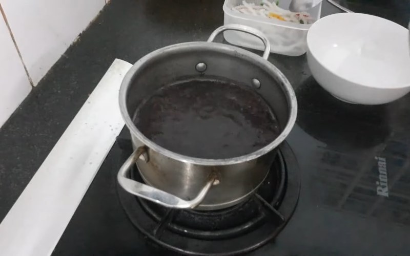 Sử dụng nước nóng để thêm nước cho nồi đậu đen