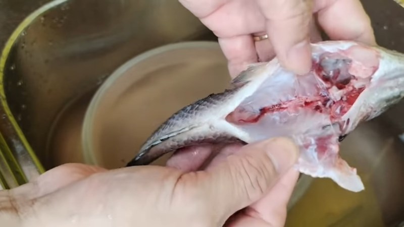 C&aacute;ch r&uacute;t xương c&aacute; r&ocirc; đ&atilde; luộc