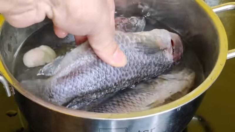 C&aacute;ch r&uacute;t xương c&aacute; r&ocirc; đ&atilde; luộc