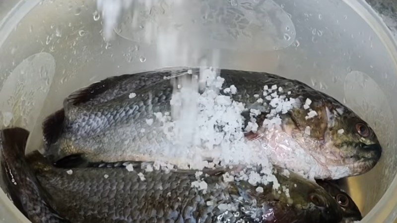 C&aacute;ch r&uacute;t xương c&aacute; r&ocirc; đ&atilde; luộc