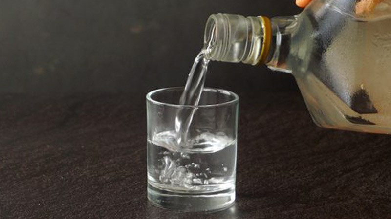 Dưỡng hoa bằng rượu vodka