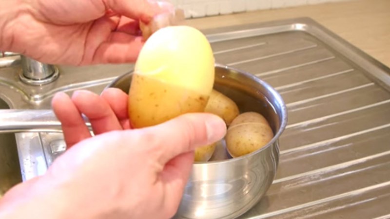 2 Cách gọt khoai tây nhanh trong tích tắc không cần gọt vỏ