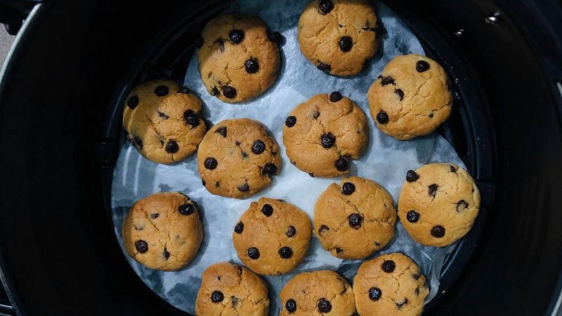 L&agrave;m b&aacute;nh quy bằng nồi chi&ecirc;n kh&ocirc;ng dầu