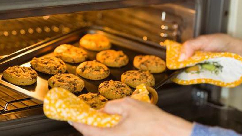 L&agrave;m b&aacute;nh quy bằng l&ograve; nướng