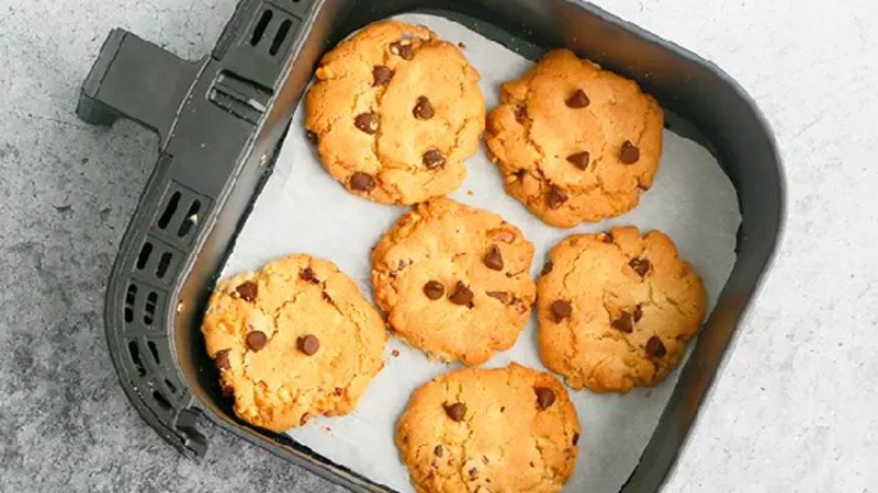 L&agrave;m b&aacute;nh quy bằng nồi chi&ecirc;n kh&ocirc;ng dầu