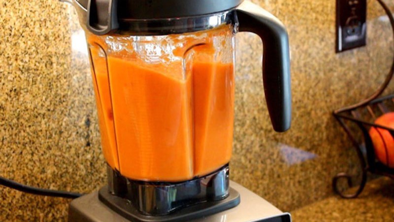 L&agrave;m nước &eacute;p c&agrave; rốt bằng m&aacute;y xay sinh tố