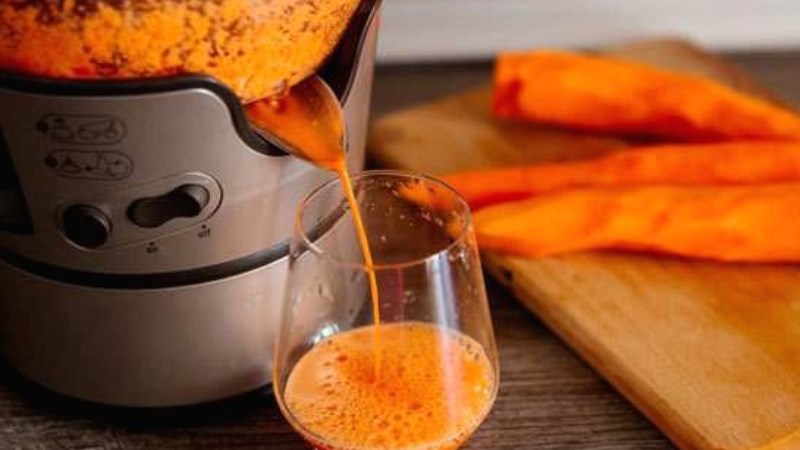 L&agrave;m nước &eacute;p c&agrave; rốt bằng m&aacute;y &eacute;p chậm