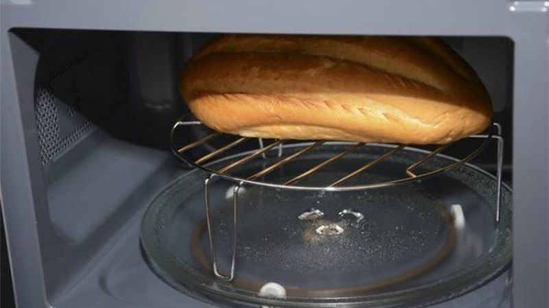 Nhược điểm nướng b&aacute;nh m&igrave; bằng l&ograve; vi s&oacute;ng