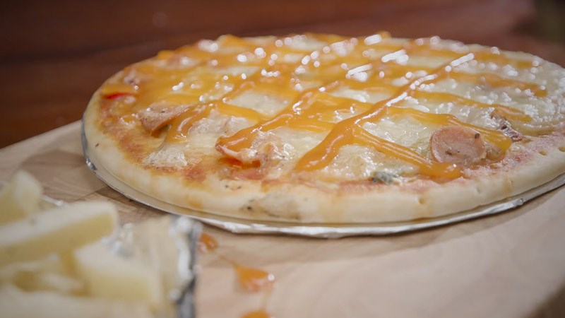 Pizza bằng l&ograve; nướng Electrolux EOT38MXC