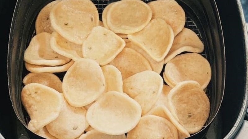 Chi&ecirc;n b&aacute;nh phồng t&ocirc;m bằng nồi chi&ecirc;n kh&ocirc;ng dầu