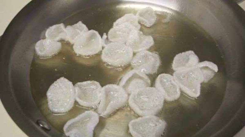  Chi&ecirc;n b&aacute;nh phồng t&ocirc;m bằng chảo chống d&iacute;nh