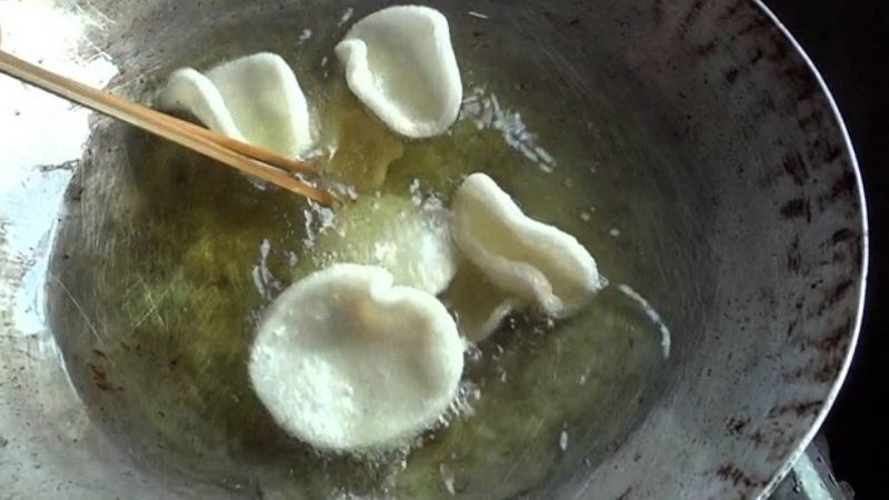 Chi&ecirc;n b&aacute;nh phồng t&ocirc;m bằng chảo chống d&iacute;nh