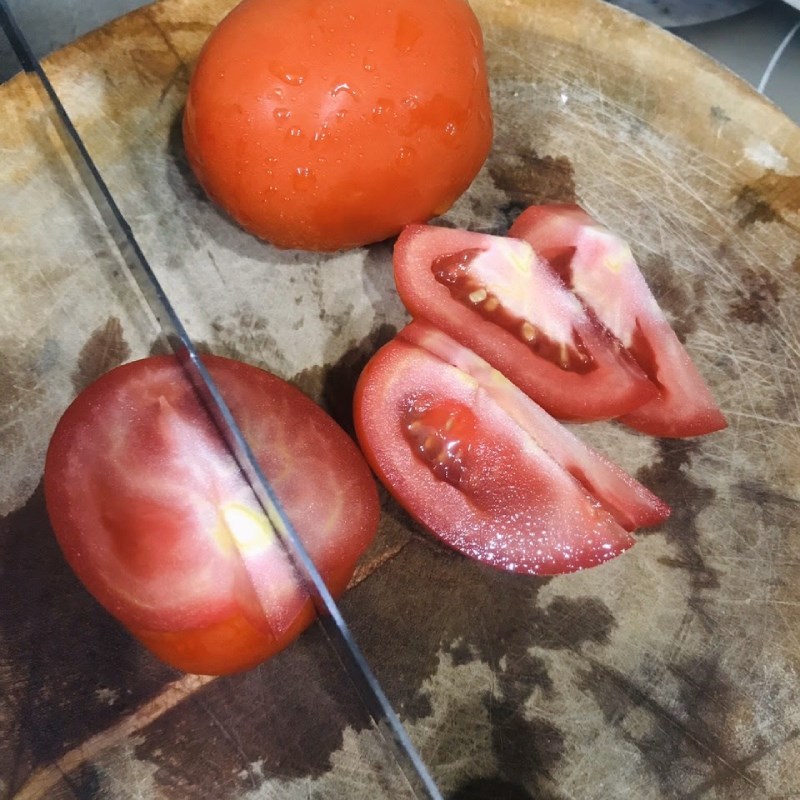 Bước 2 Sơ chế nguyên liệu khác Mực xào dưa leo với cà chua và thơm