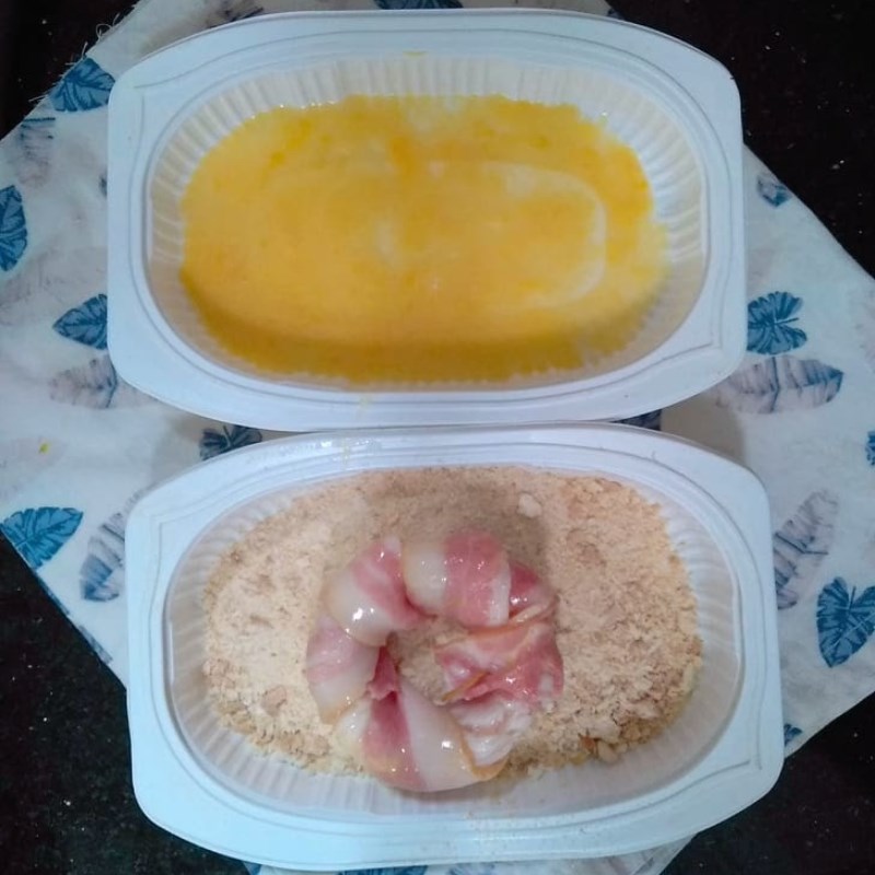 Bước 3 Áo vụn bánh mì Thịt xông khói chiên xù cuộn hành tây bằng nồi chiên không dầu