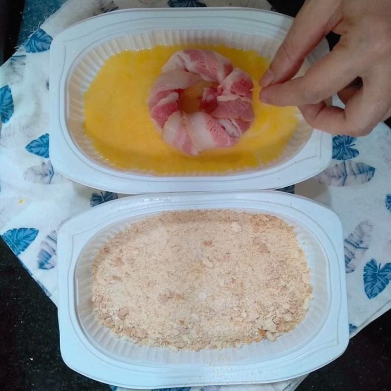 Bước 3 Áo vụn bánh mì Thịt xông khói chiên xù cuộn hành tây bằng nồi chiên không dầu