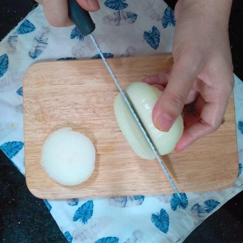 Bước 1 Cắt hành tây Thịt xông khói chiên xù cuộn hành tây bằng nồi chiên không dầu