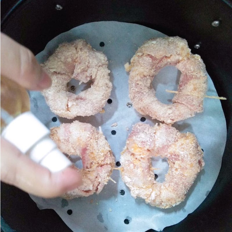 Bước 4 Chiên thịt xông khói Thịt xông khói chiên xù cuộn hành tây bằng nồi chiên không dầu
