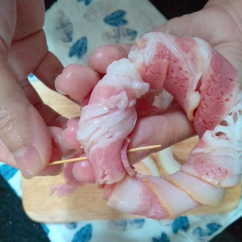 Bước 2 Cuộn thịt Thịt xông khói chiên xù cuộn hành tây bằng nồi chiên không dầu
