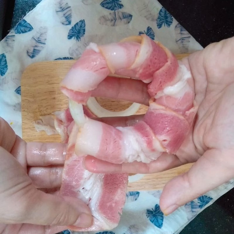 Bước 2 Cuộn thịt Thịt xông khói chiên xù cuộn hành tây bằng nồi chiên không dầu