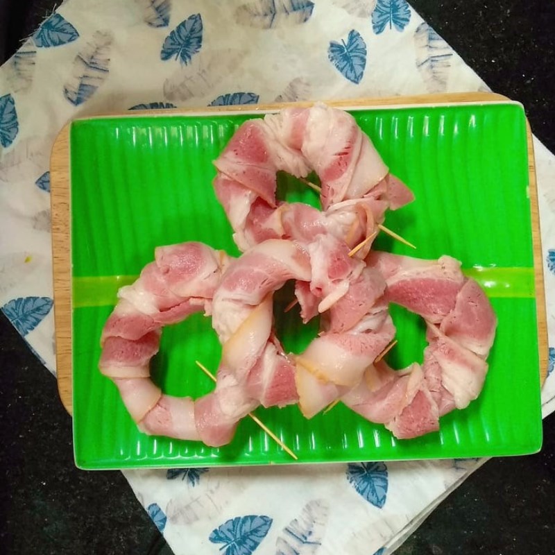 Bước 2 Cuộn thịt Thịt xông khói chiên xù cuộn hành tây bằng nồi chiên không dầu