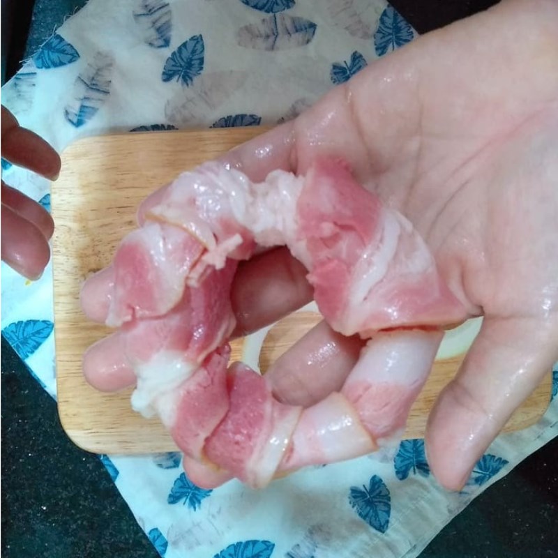 Bước 2 Cuộn thịt Thịt xông khói chiên xù cuộn hành tây bằng nồi chiên không dầu