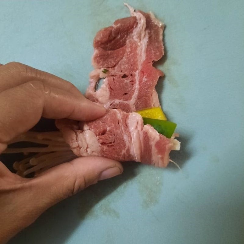 Bước 2 Cuộn và áp chảo thịt bò Thịt bò cuộn nấm kim châm sốt cà chua