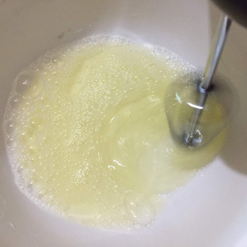 Bước 2 Đánh bông trứng Bánh Castella - bánh bông lan Đài Loan