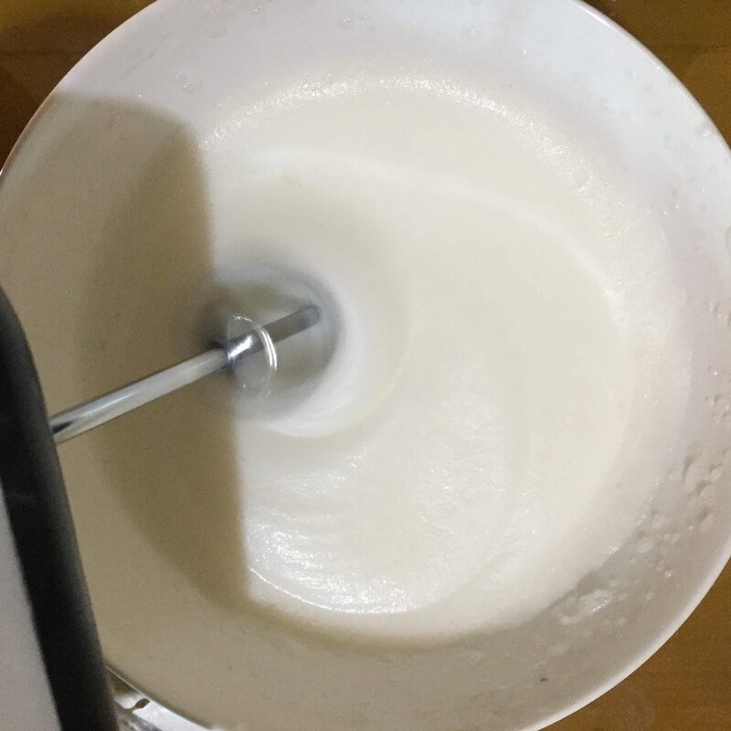Bước 2 Đánh bông trứng Bánh Castella - bánh bông lan Đài Loan