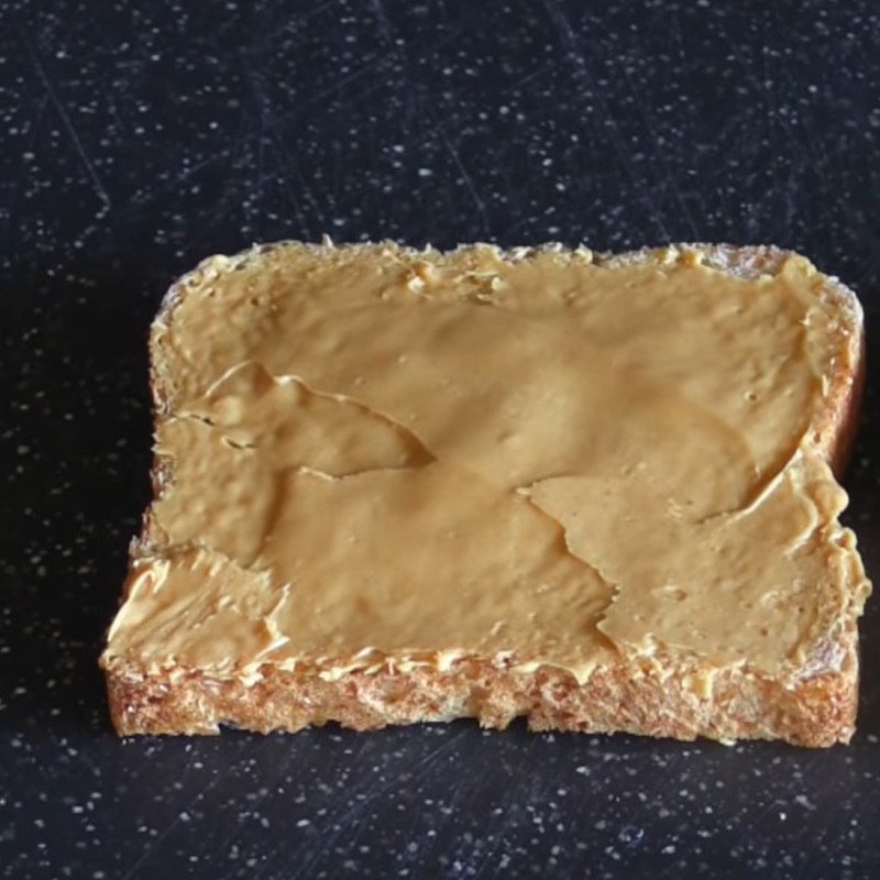 Bước 2 Kẹp chuối vào bánh mì Bánh mì sandwich kẹp chuối nướng bằng chảo chống dính