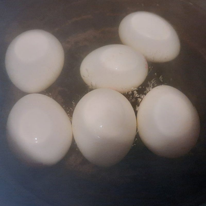 Bước 2 Luộc trứng Chả lụa kho trứng